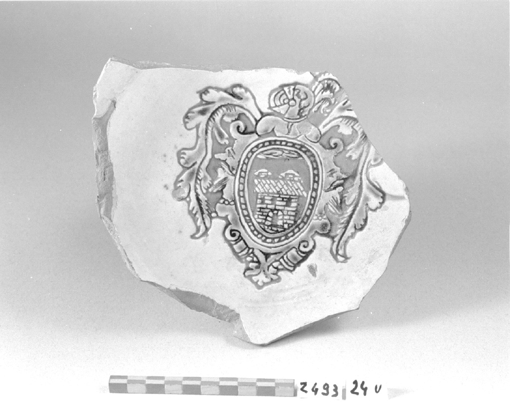 stemma gentilizio (piatto, frammento) - produzione veneziana (seconda metà sec. XVI)