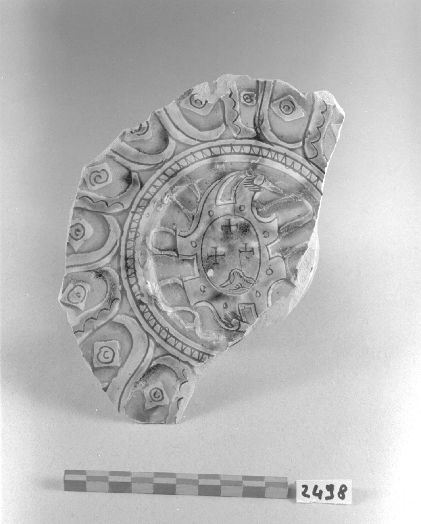 stemma gentilizio (piattello, frammento) - produzione veneziana (seconda metà sec. XVI)