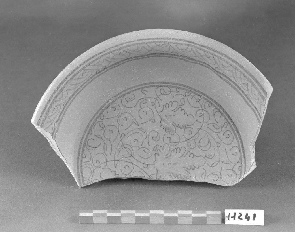 motivo decorativo fitomorfo (piatto, frammento) - produzione veneziana (secc. XVI/ XVII)