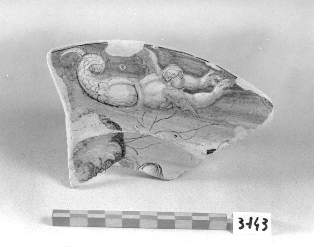 figura antropomorfa (piatto, frammento) - produzione veneziana (secc. XVI/ XVII)