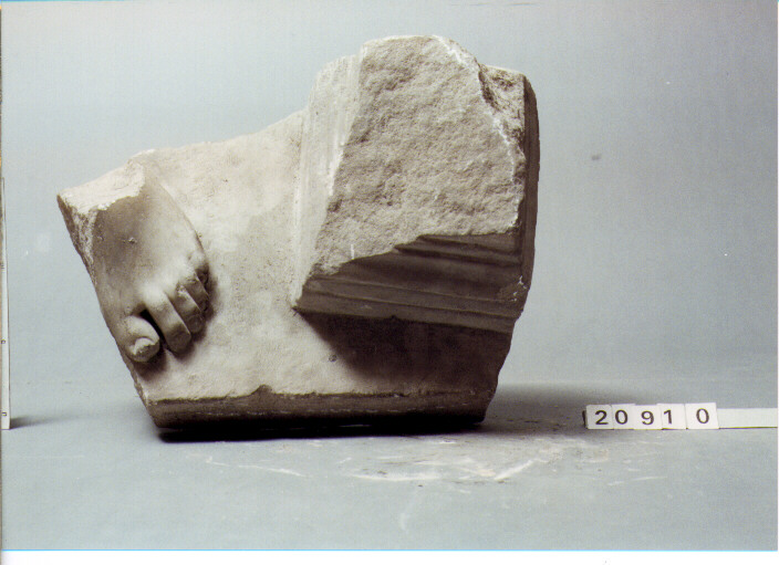 statua/ piede (SECC. III A.C. / IV D.C)
