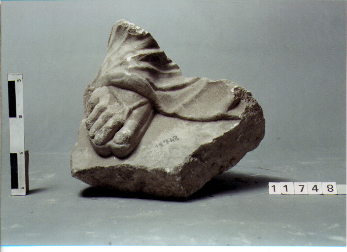 statua femminile/ piede (SECC. III A.C. / IV D.C)