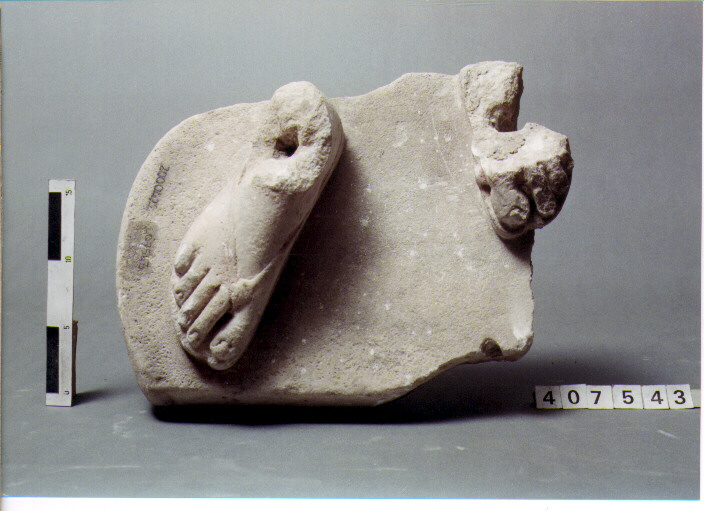 statua femminile/ piedi (SECC. III A.C. / IV D.C)