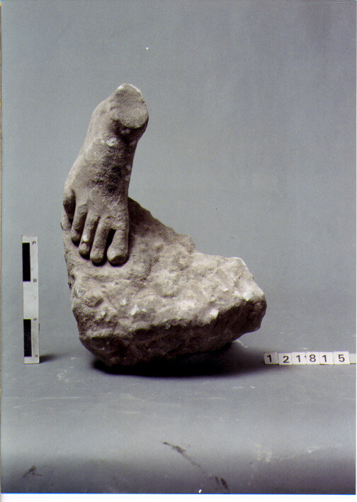 statua/ piedi (SECC. III A.C. / IV D.C)
