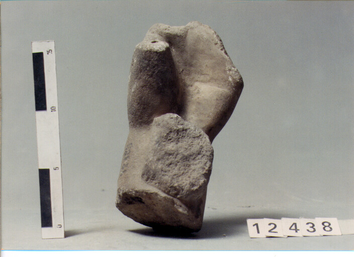 statua femminile/ mano (SECC. III A.C. / IV D.C)