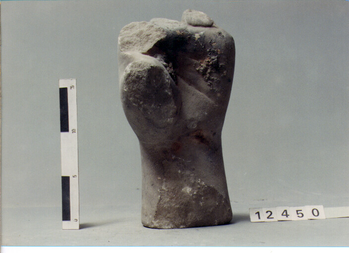 statua femminile/ mano (SECC. III A.C. / IV D.C)