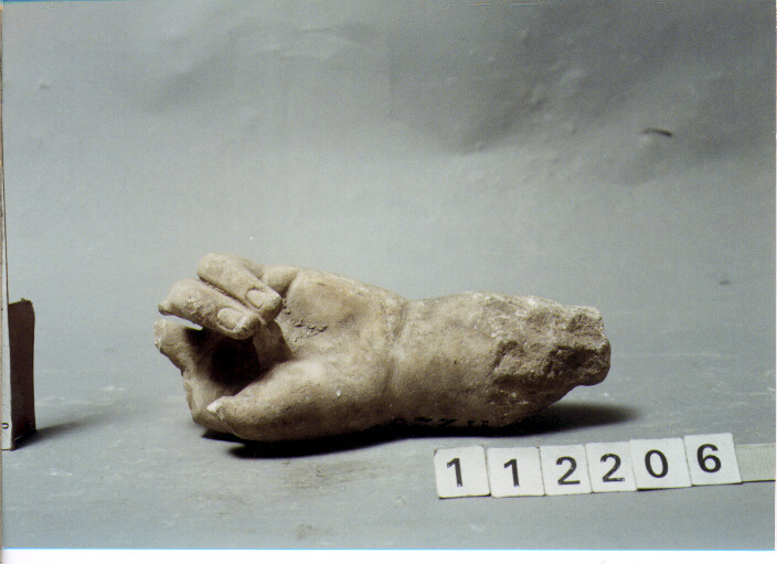 statua/ mano (SECC. III A.C. / IV D.C)