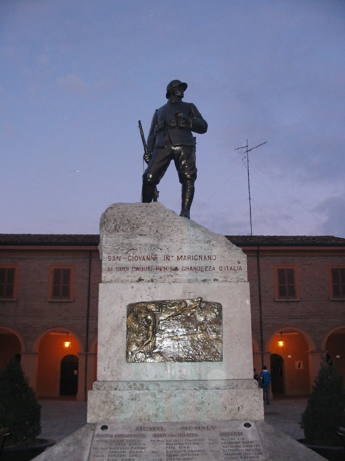 figura di soldato: fante (monumento ai caduti - a cippo) di Tamagnini Torquato (sec. XX)