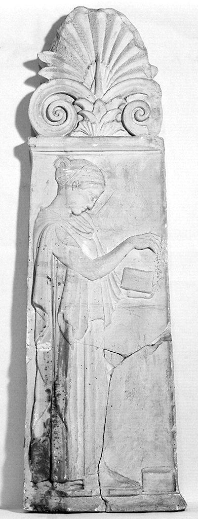 figura femminile (stele funeraria) - produzione italiana (sec. XX)