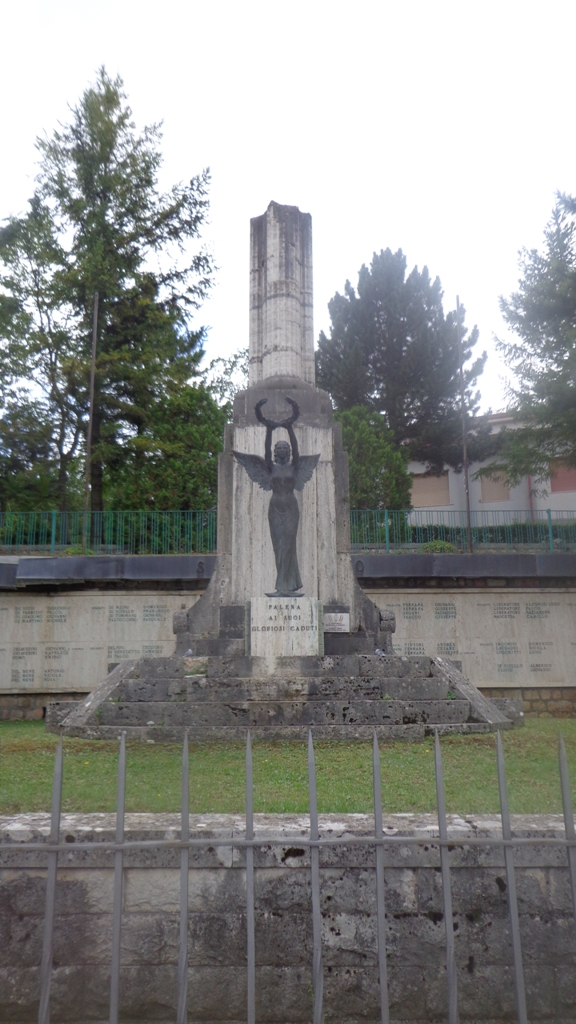 allegoria della vittoria (monumento ai caduti - a colonna spezzata) - ambito italiano (sec. XX, sec. XX)