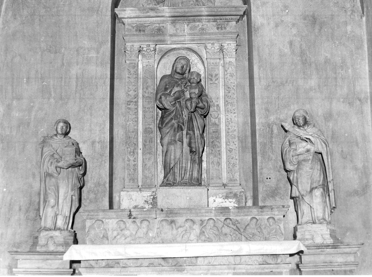 Madonna della Febbre, Madonna con Bambino (statua, opera isolata) di De Plata Pietro (seconda metà sec. XVI)