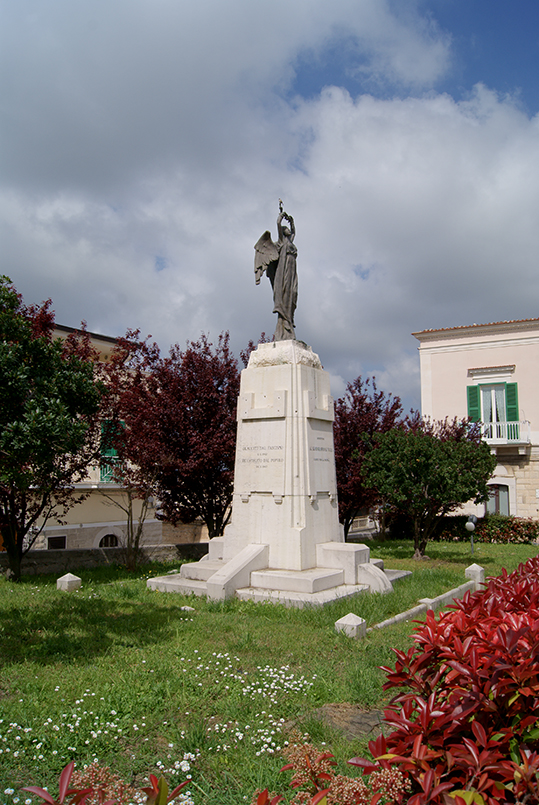 allegoria della Vittoria come donna vestita all'antica (monumento ai caduti - a cippo) di Cicchelli (prima metà XX)