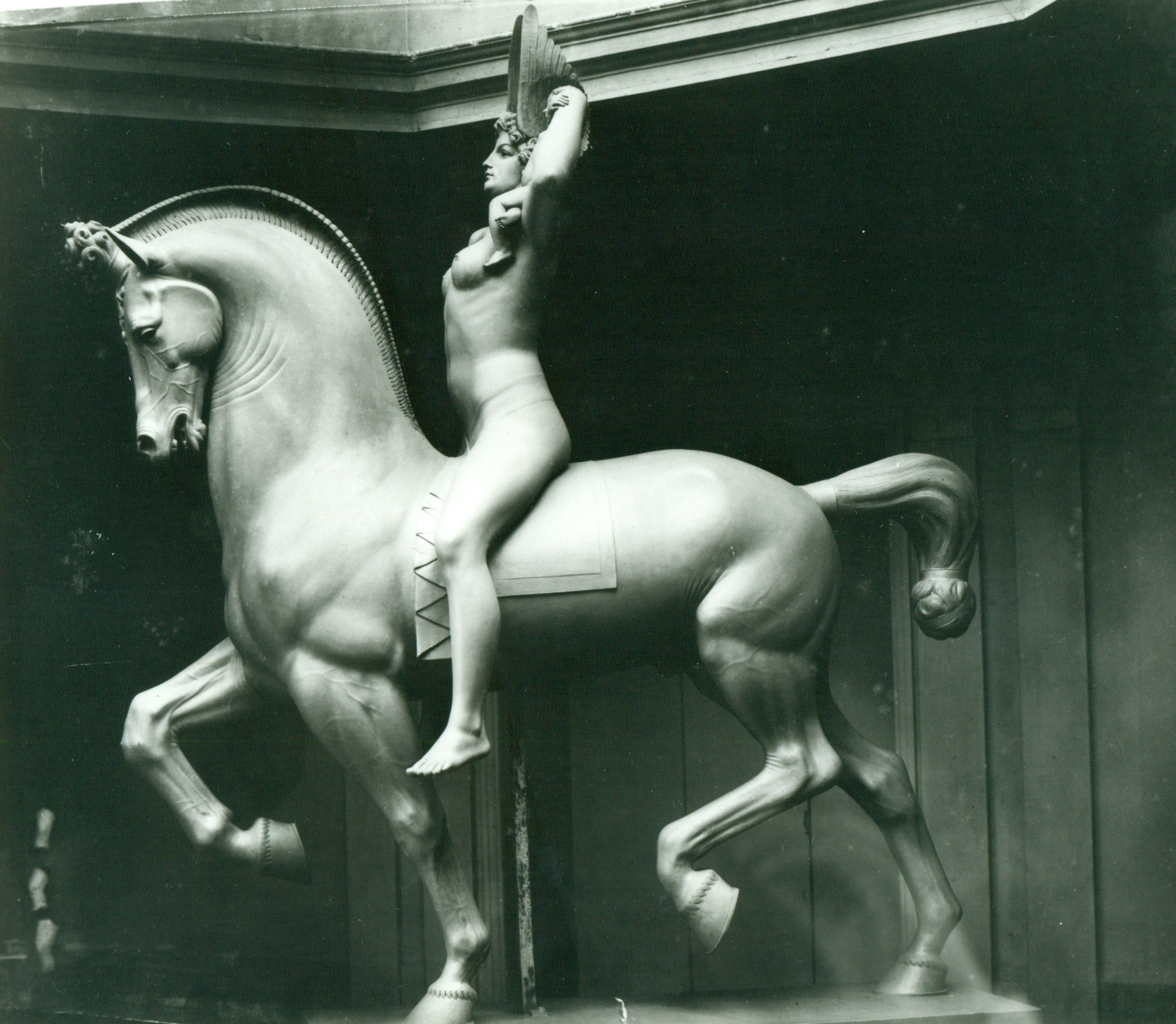 Nudo femminile a cavallo con due putti, Figura femminile (scultura, complesso decorativo) di Hendrik Christian Andersen (prima metà XX)