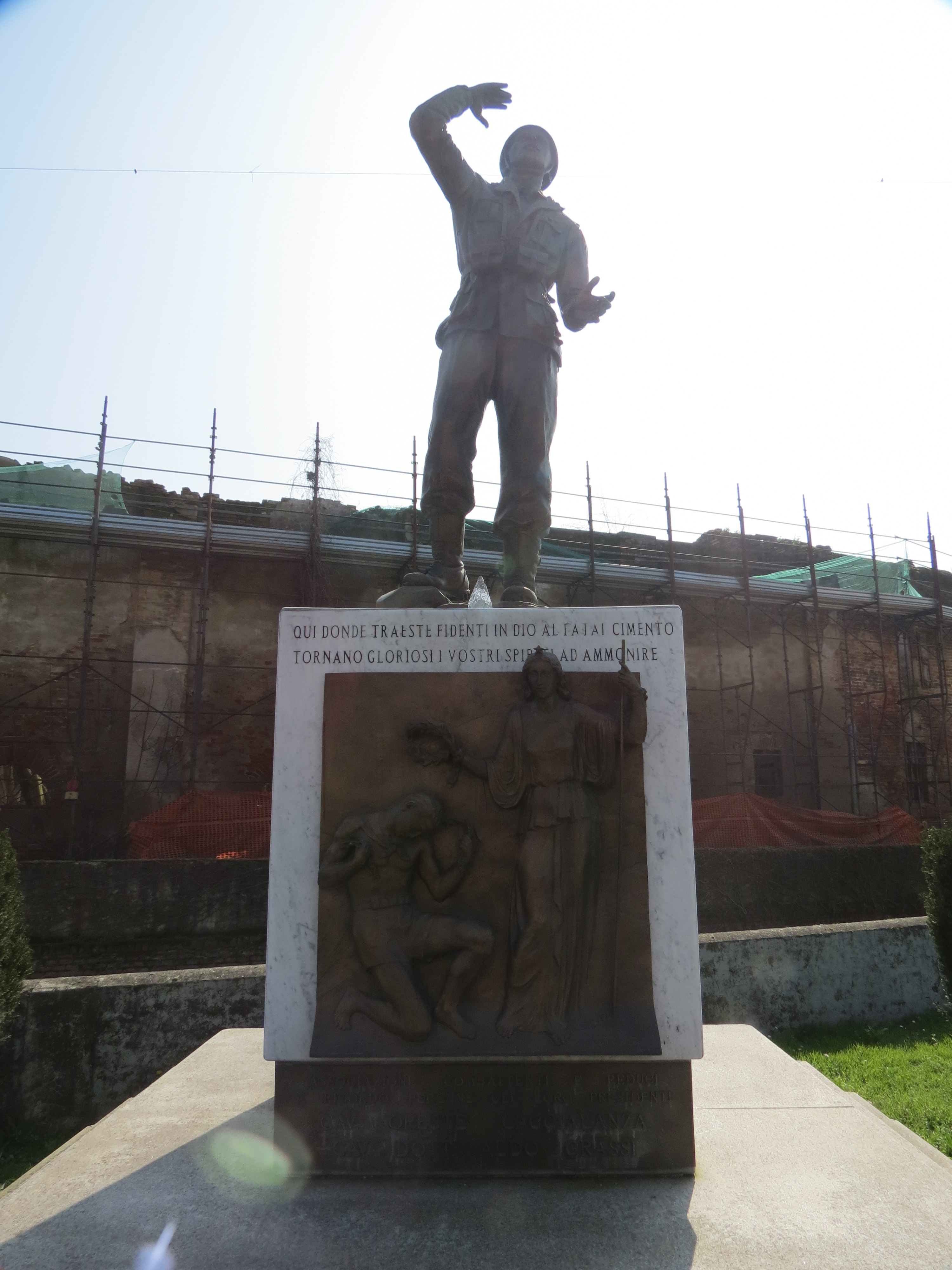 figura di soldato: fante (statua sopra il cippo), allegoria della Vittoria che incorona un soldato morente (rilievo) (monumento ai caduti - a cippo) di Bagozzi Cirillo (sec. XX)