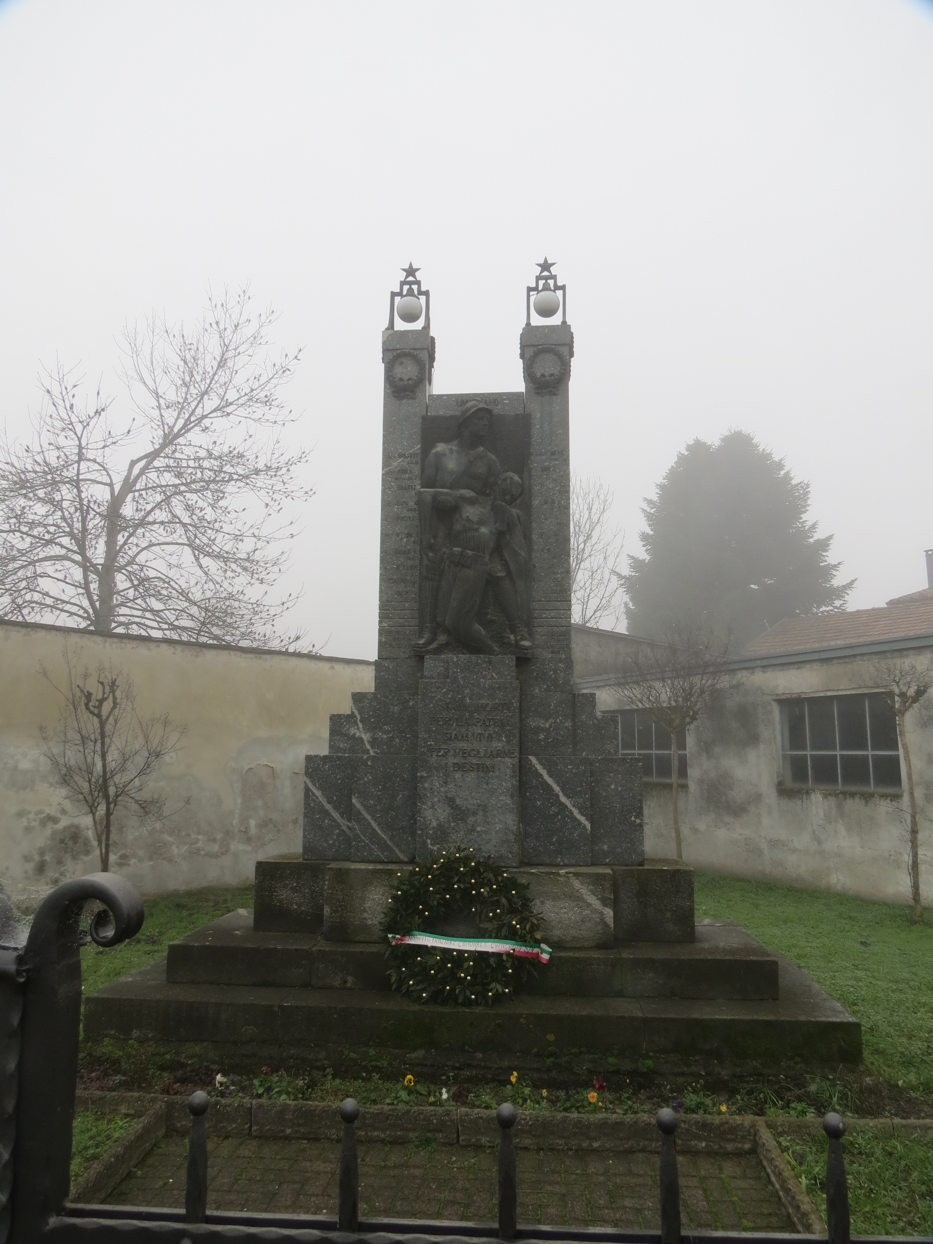 morte del soldato (monumento ai caduti - a stele) di Chiesa L (sec. XX)