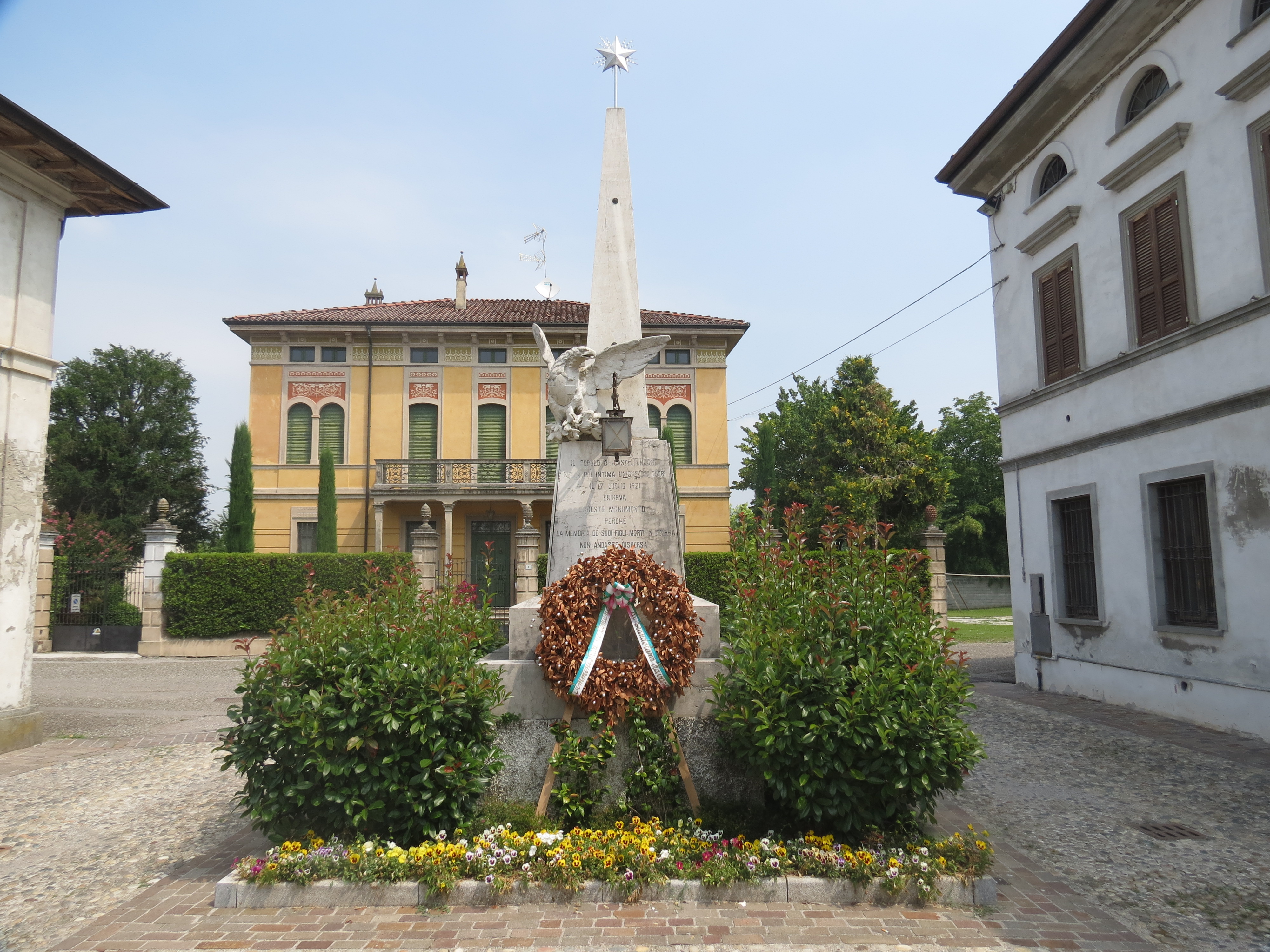allegoria della Vittoria come aquila su rami di alloro (monumento ai caduti - ad obelisco) - ambito italiano (sec. XX, sec. XX, sec. XX)