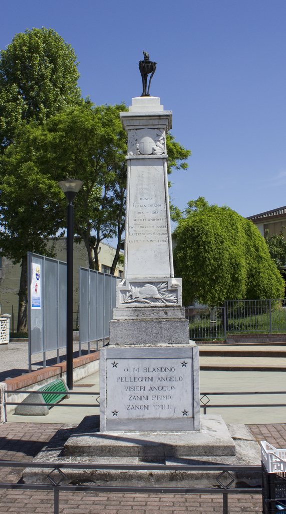 elmetto con ramoscello di alloro (monumento ai caduti - ad obelisco, opera isolata) di Buzzi Carlo Antonio (sec. XX, sec. XX)