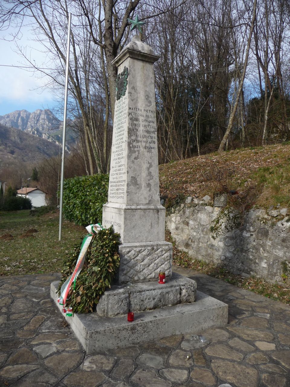stemma ranghi militari (Bersaglieri) (monumento ai caduti - ad obelisco, opera isolata) - ambito Italia settentrionale (XX)