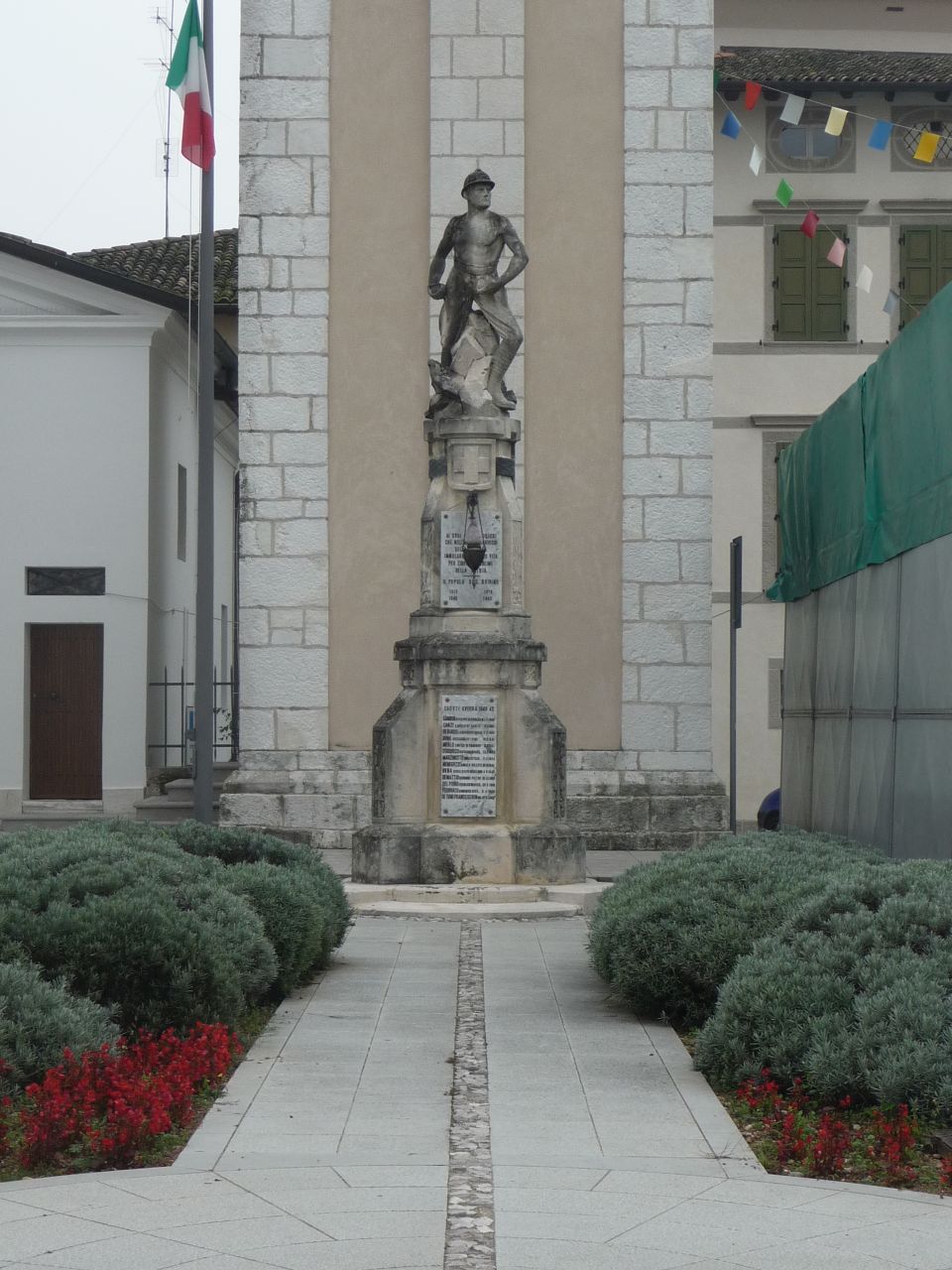 Figura di soldato in combattimento: fante (monumento ai caduti - a colonna, opera isolata) di Dall'Anese Giovanni (attribuito) (XX)