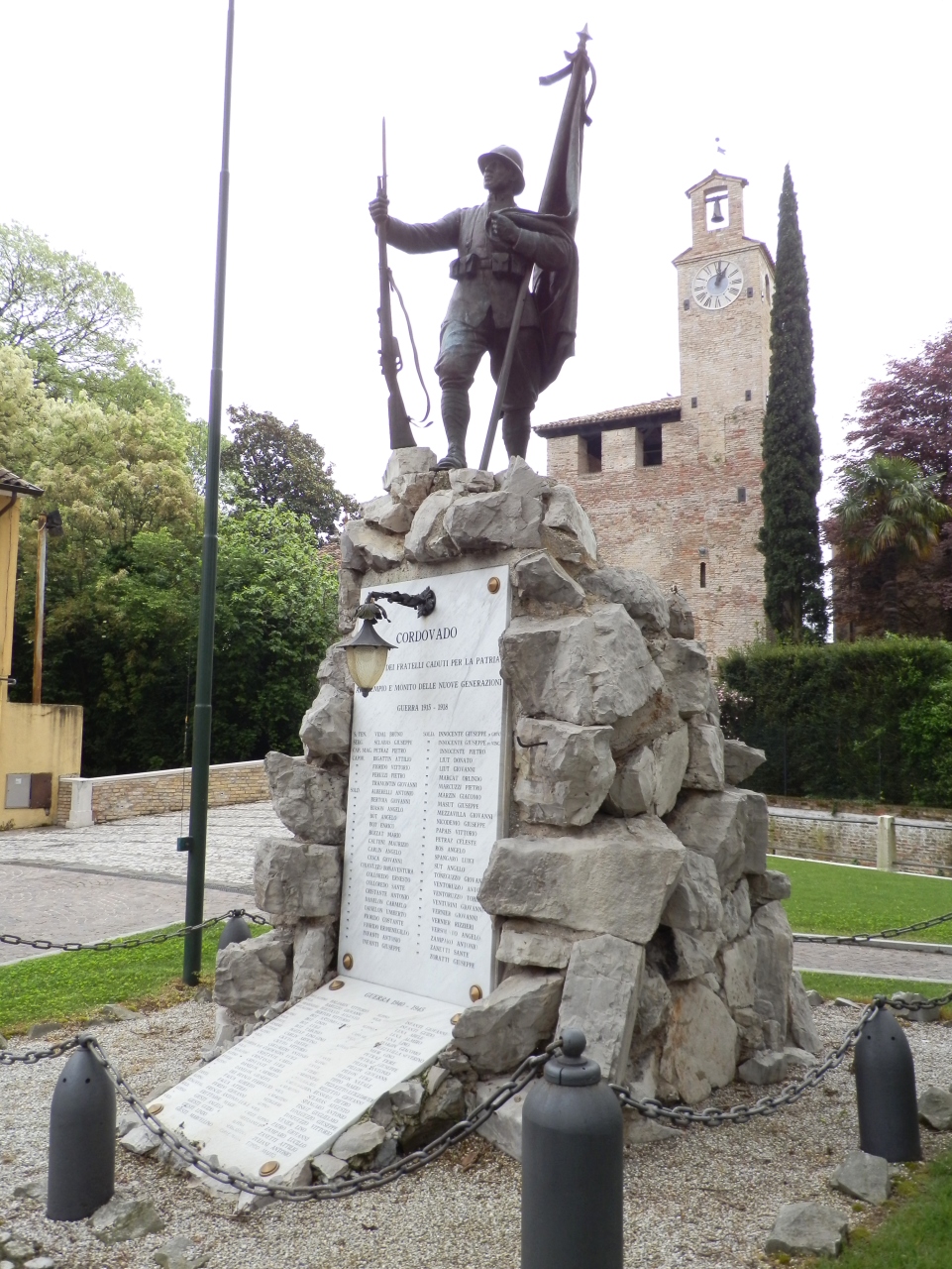 figura di soldato che porta la bandiera (monumento ai caduti - a montagna figurata, opera isolata) di Fait Carlo (attribuito) (prima metà XX)