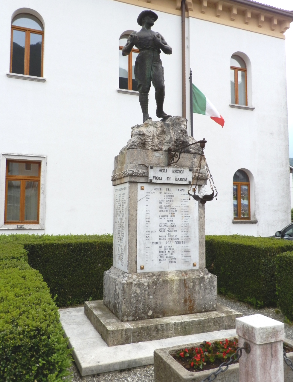 figura di soldato (monumento ai caduti - a basamento, opera isolata) di Dall'Anese Giovanni (attribuito) (prima metà XX)