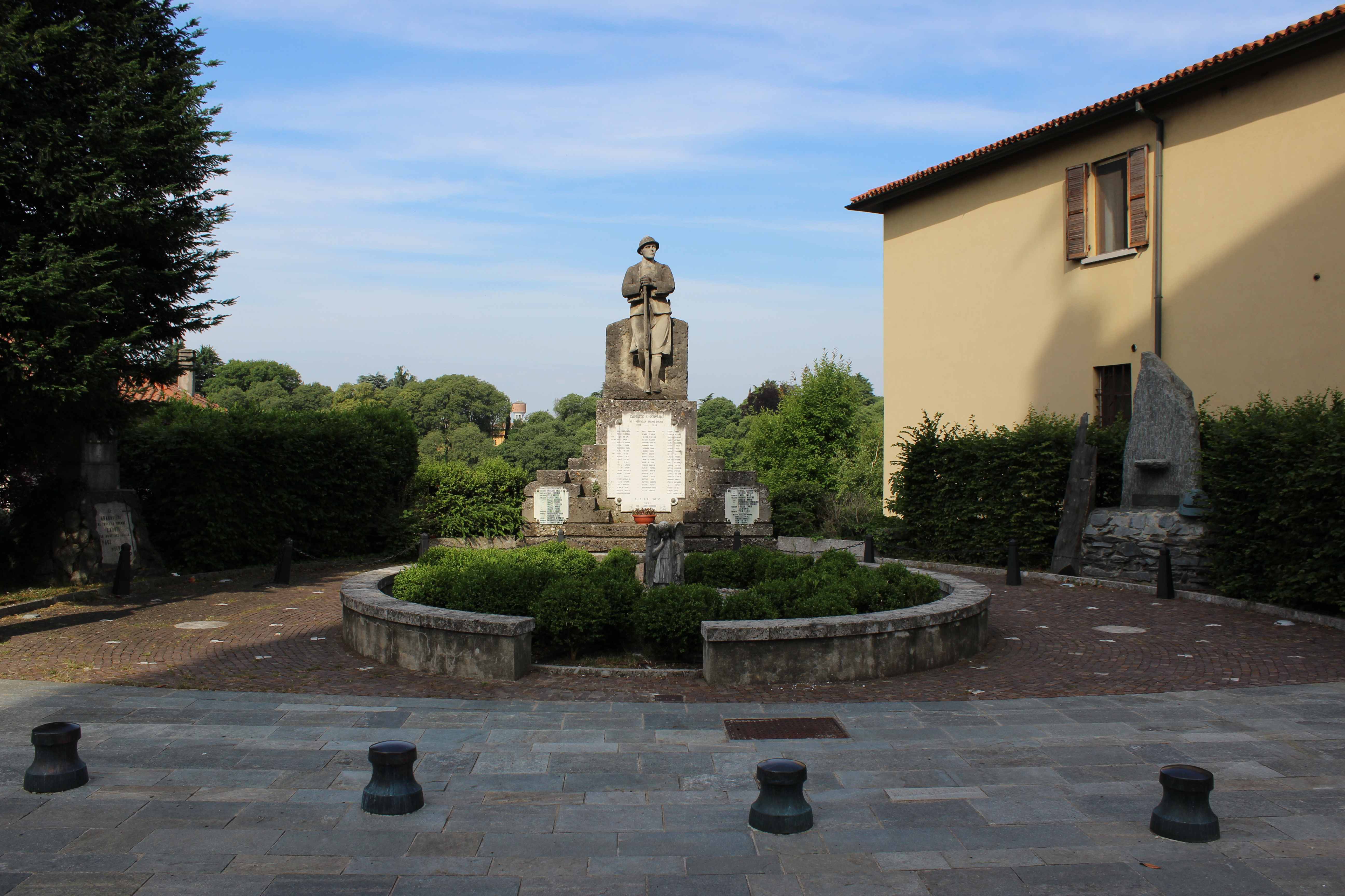 Figura di soldato stante (monumento ai caduti - ad emiciclo, opera isolata) - ambito Italia settentrionale (prima metà sec. XX)