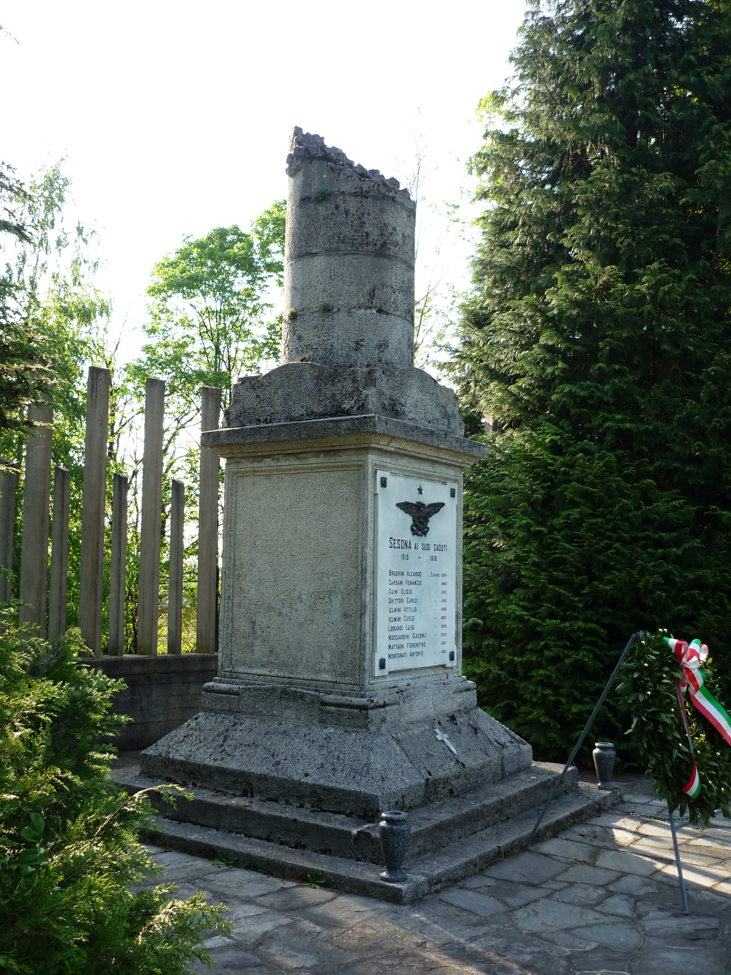 allegoria della Vittoria come aquila (monumento ai caduti - a colonna spezzata, opera isolata) di Riva R (sec. XX)