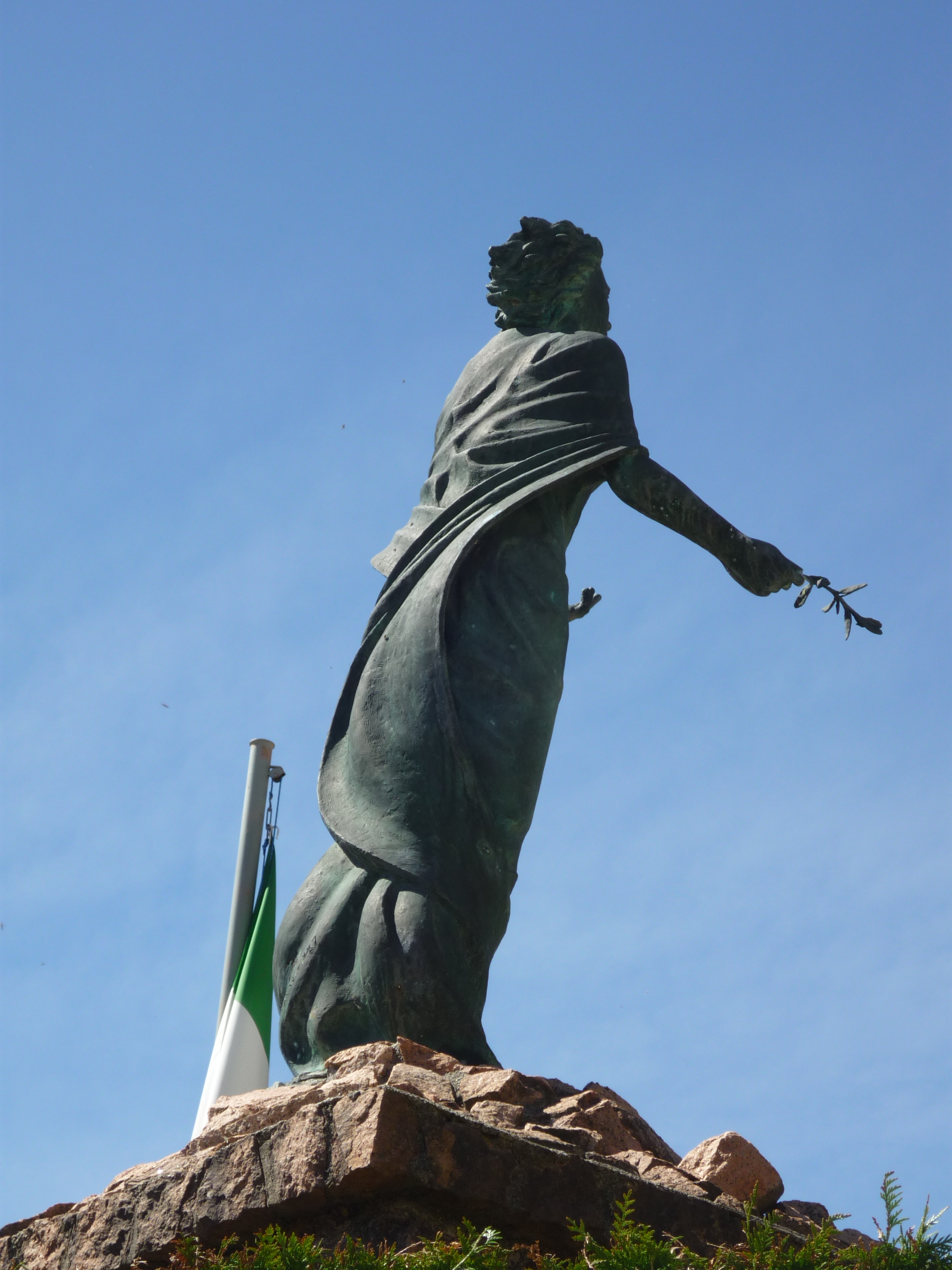 Offerta, figura femminile (monumento ai caduti - a cippo, opera isolata) di Gagliardi Nicola (sec. XX, sec. XX)