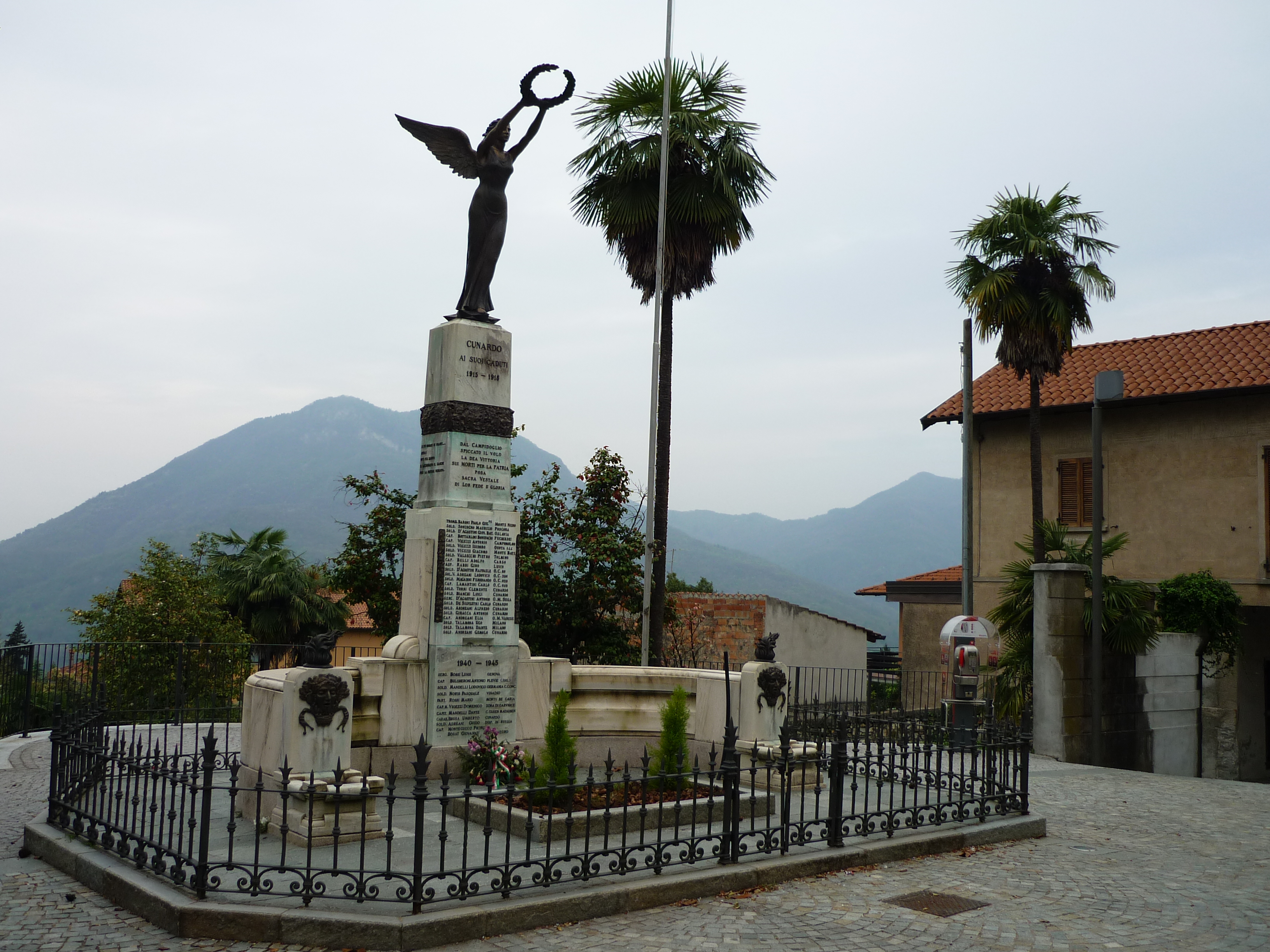 allegoria della Vittoria (monumento ai caduti - ad emiciclo, opera isolata) di Sassi J.G, Galletti Giorgio (sec. XX, sec. XX)