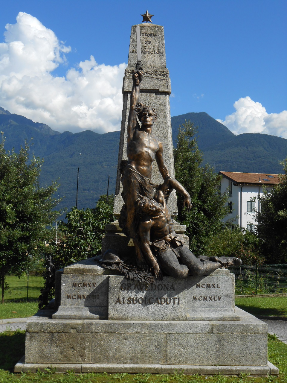 figura di soldato con spada e figura di soldato morto (monumento ai caduti - ad obelisco, opera isolata) di Furlan E (sec. XX, sec. XX)