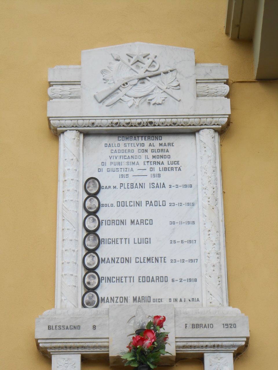 Tropaion in relazione alle armi (monumento ai caduti - a lapide, opera isolata) - ambito italiano (sec. XX)