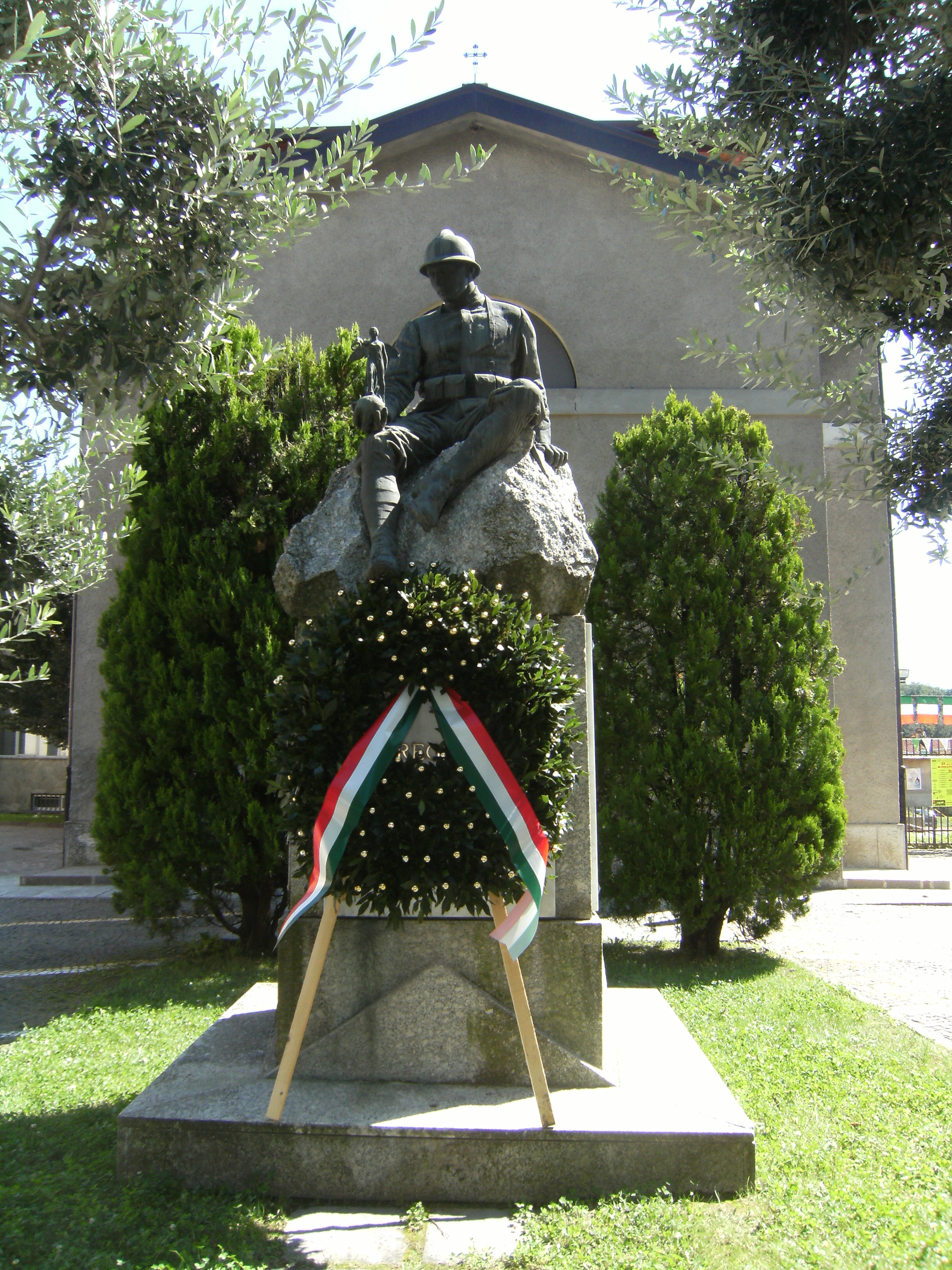 figura di soldato con allegoria della Vittoria (monumento ai caduti - a cippo) - ambito italiano (XX secolo)