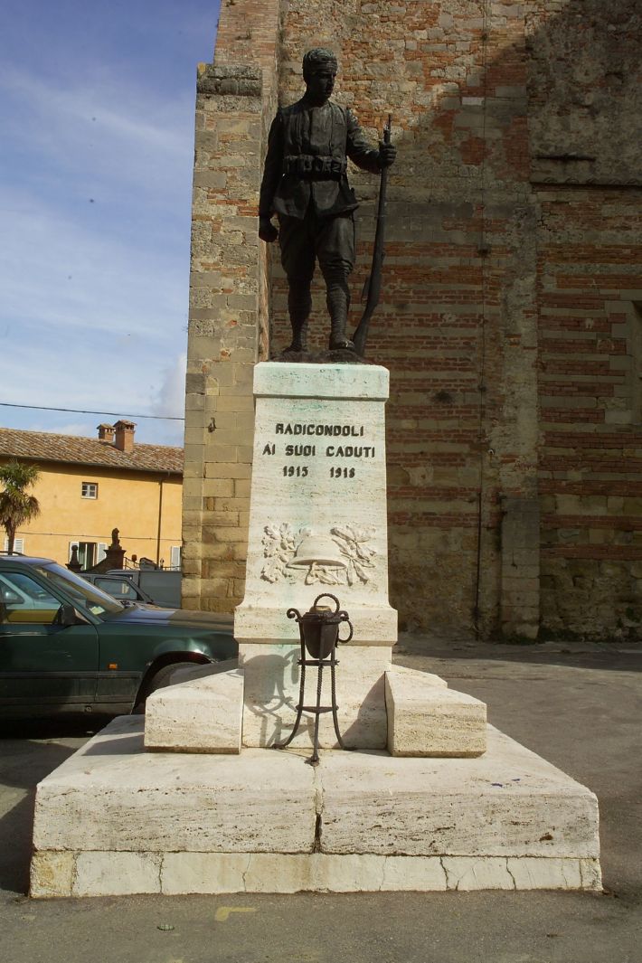 soldato (monumento ai caduti - a cippo) di Sguazzini Luigi (sec. XX)