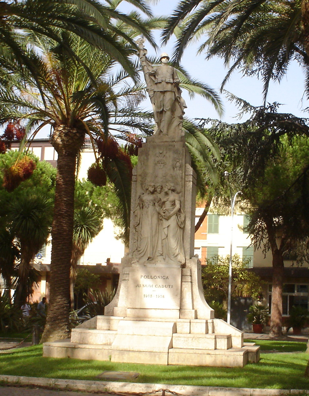 figura di soldato che porta la bandiera/ allegoria della Patria con le Virtù (monumento commemorativo) di Zilocchi Giacomo (sec. XX)