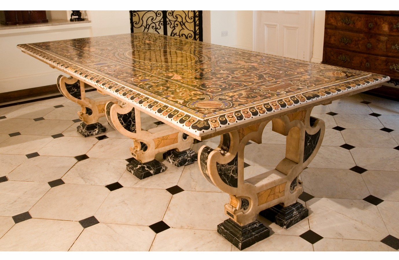 Tavolo grande in marmo ad intarsi, Tavolo in marmo (tavolo) - ambito fiorentino (inizio XVII secolo)