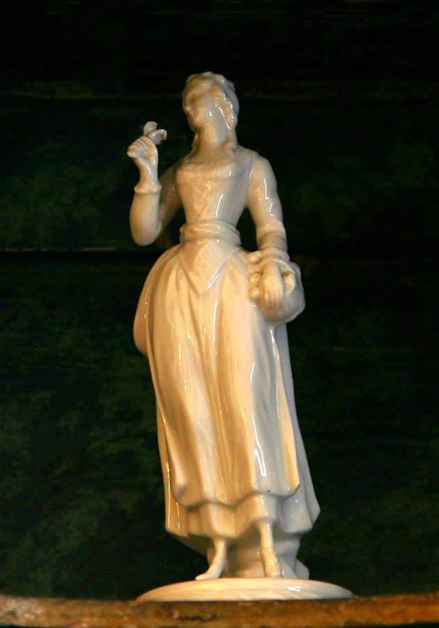 figura femminile (soprammobile, serie) - ambito napoletano (metà sec. XIX)