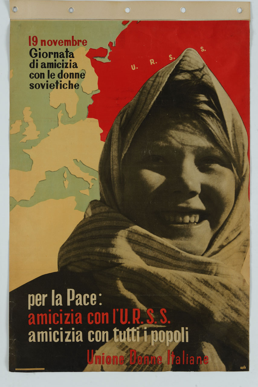 donna sorridente con carta dell'Europa e dell'URSS sul fondo (manifesto) - ambito italiano (sec. XX)