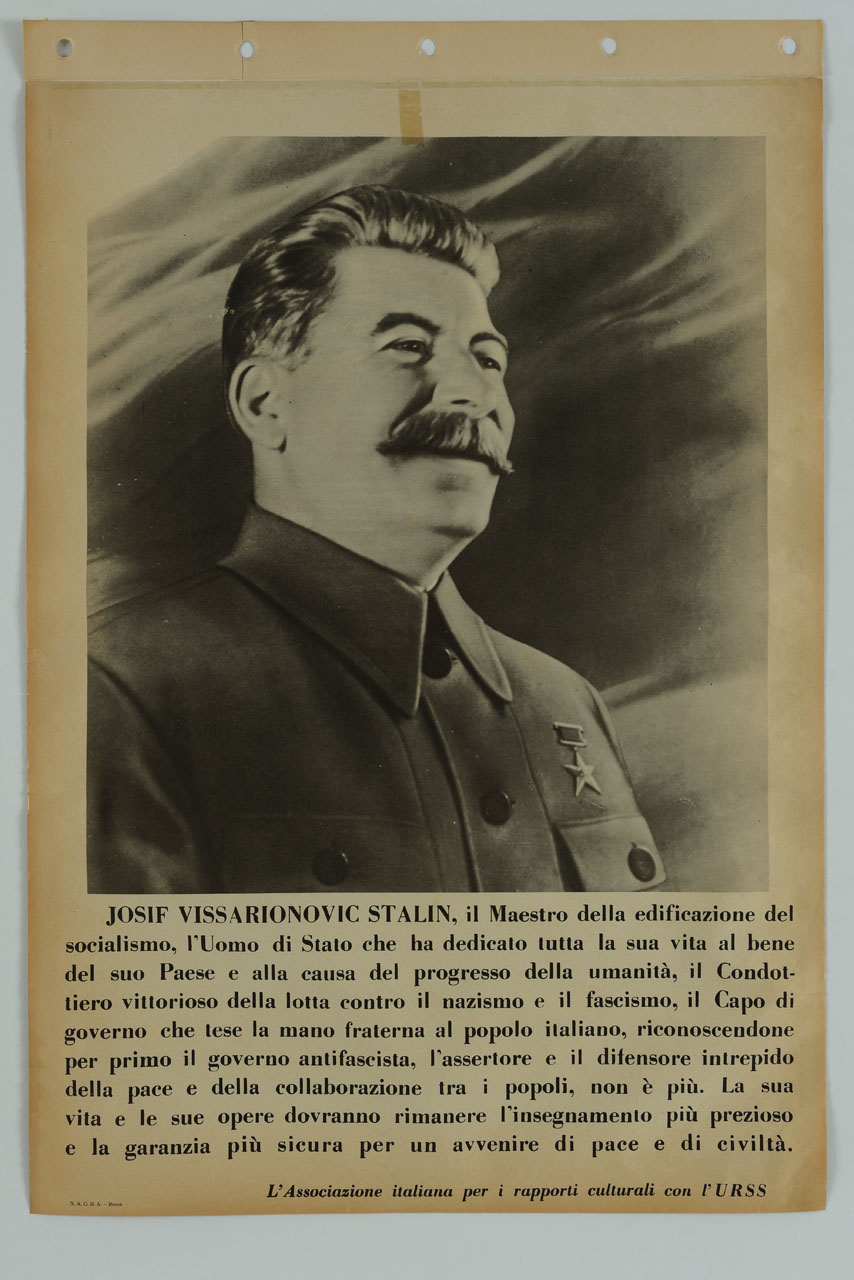 Stalin in uniforme sullo sfondo di una bandiera (manifesto) - ambito italiano (sec. XX)