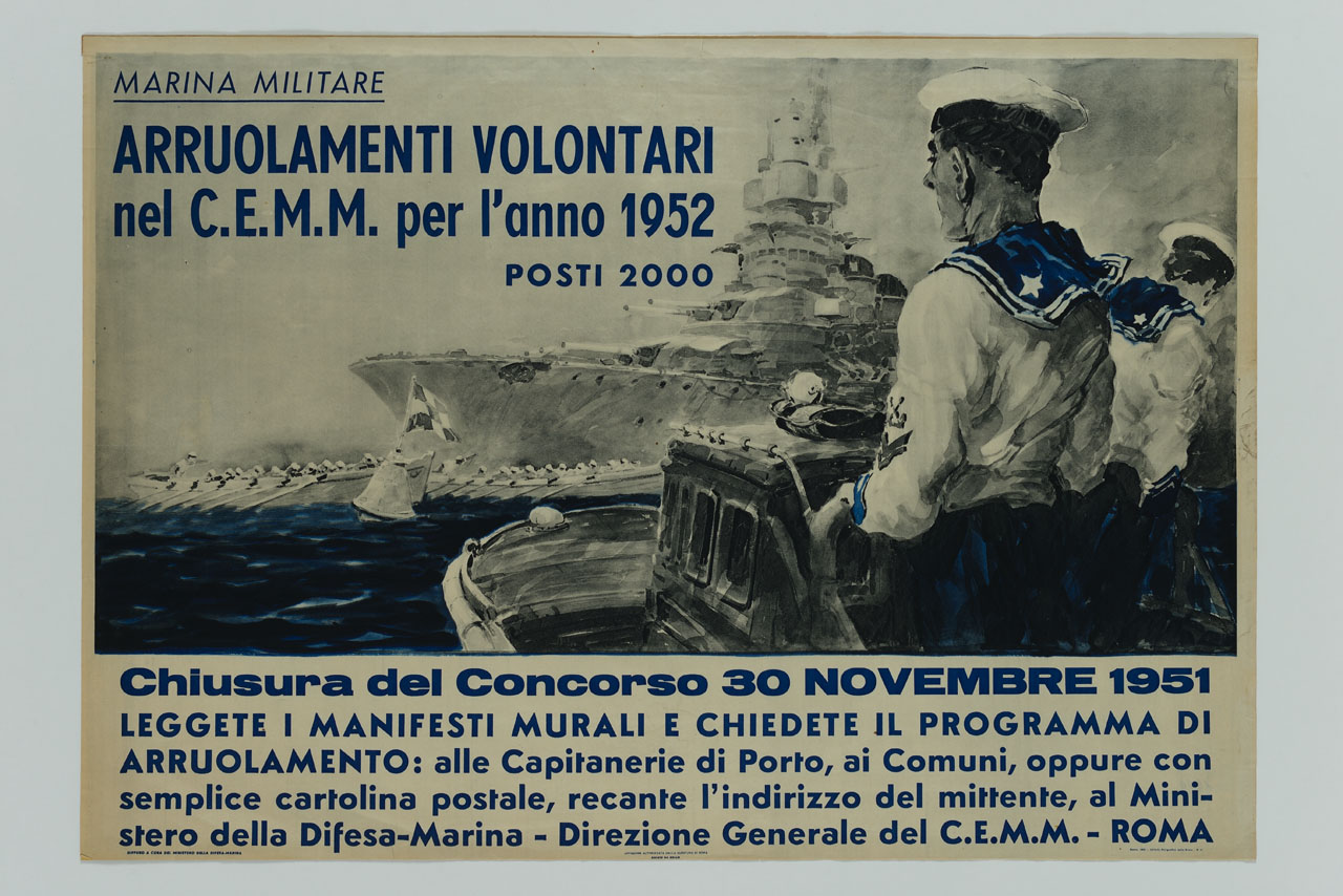 due marinai a bordo di una motovedetta davanti a due barche a remi e a una nave da guerra (manifesto) - ambito italiano (sec. XX)
