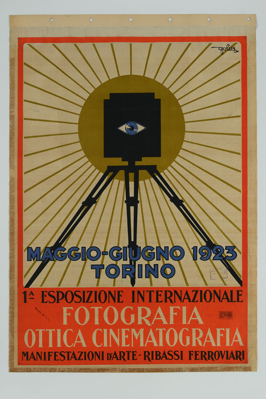 apparecchio fotografico su cavalletto con occhio al posto dell'obbiettivo (manifesto) di Colmo Eugenio detto Golia (sec. XX)