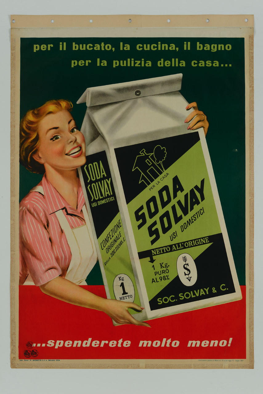 Soda Solvay figura femminile sorridente con grembiule che mostra u
