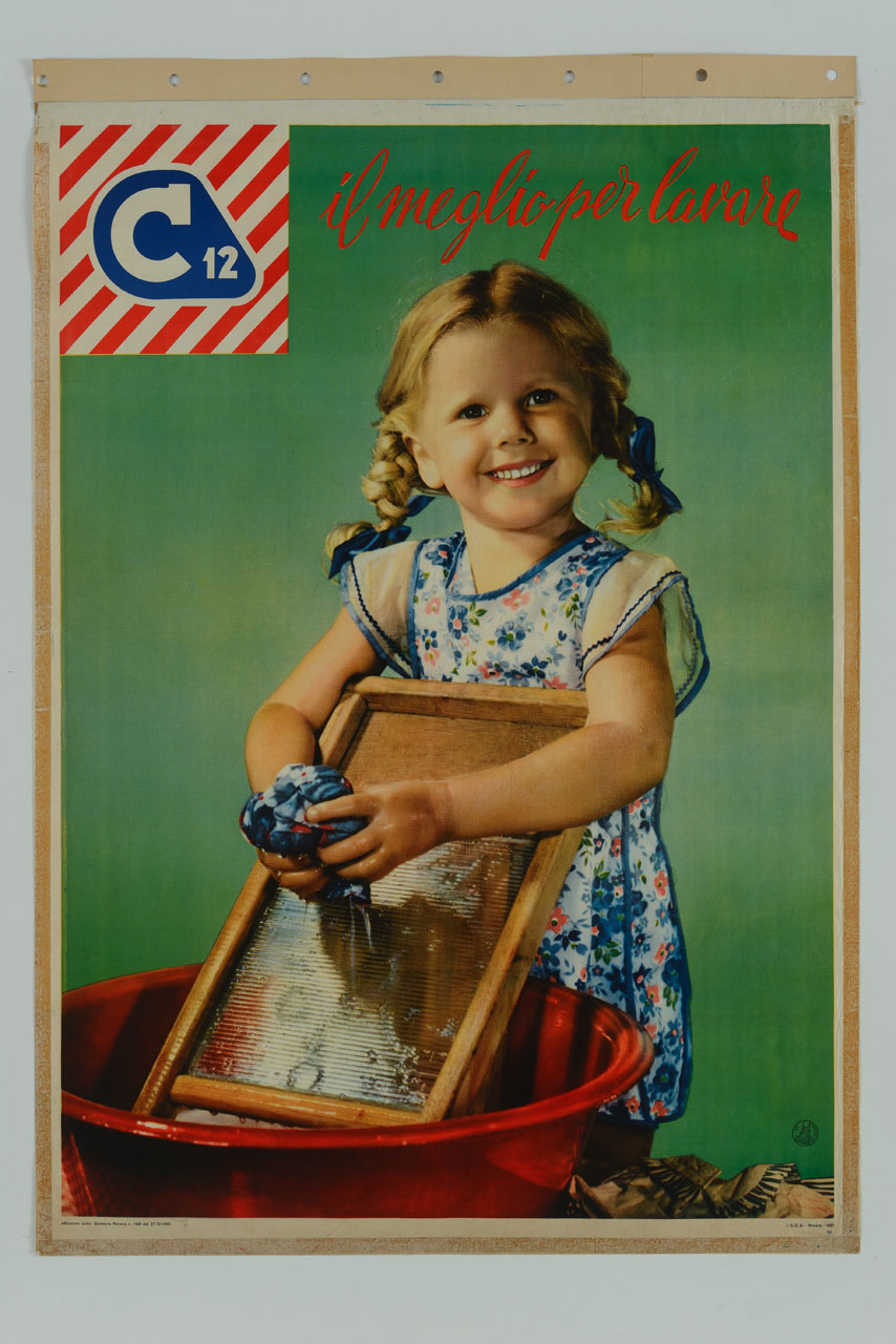 bambina intenta a lavare su un asse in legno per lavatoio, in una tinozza con schiuma (manifesto) - ambito italiano (sec. XX)