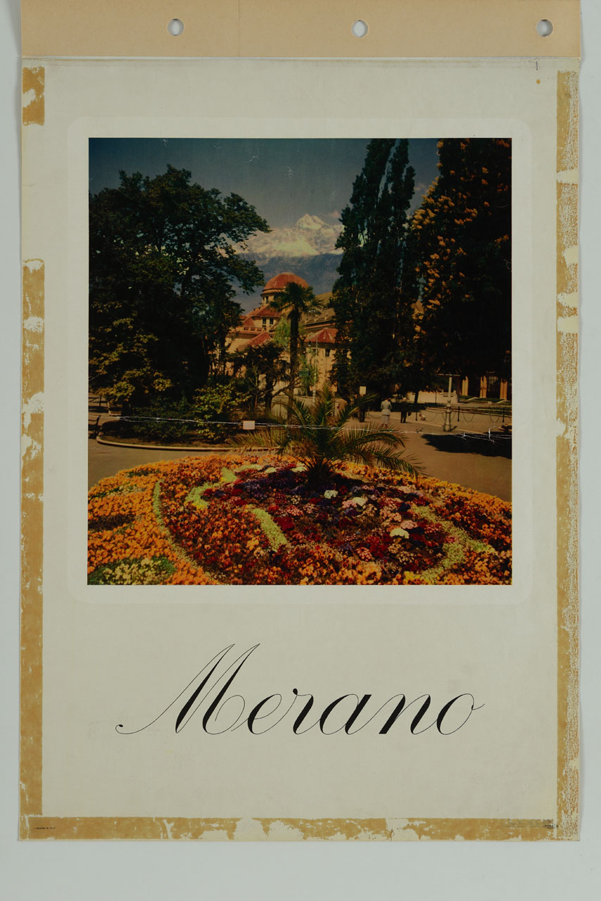 villa cittadina di Merano con aiuola fiorita e Kurhaus sul fondo (manifesto) - ambito italiano (sec. XX)