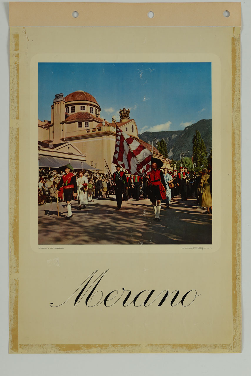 veduta di corso della Libertà a Merano con corteo tradizionale e Kurhaus (manifesto) - ambito italiano (sec. XX)