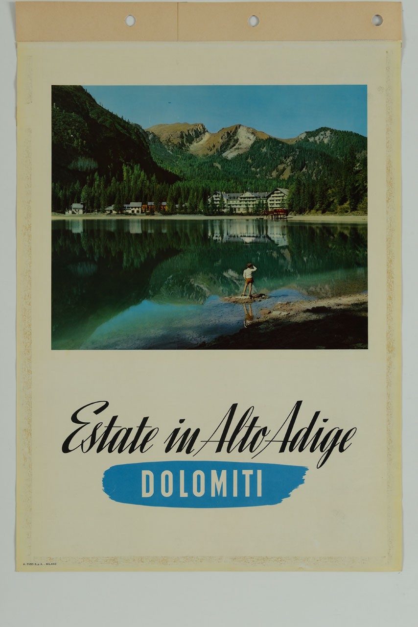 bambino sulle rive del lago di Braies rivolto verso l'Hotel e le alture della Croda del Becco (manifesto) - ambito italiano (sec. XX)