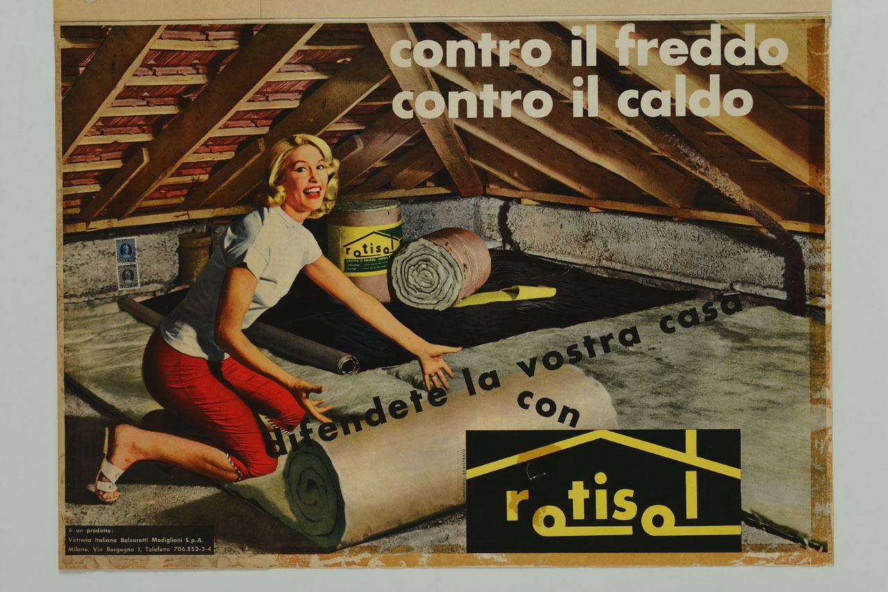 donna sorridente stende rotolo isolante su solaio di mansarda (manifesto) - ambito italiano (sec. XX)
