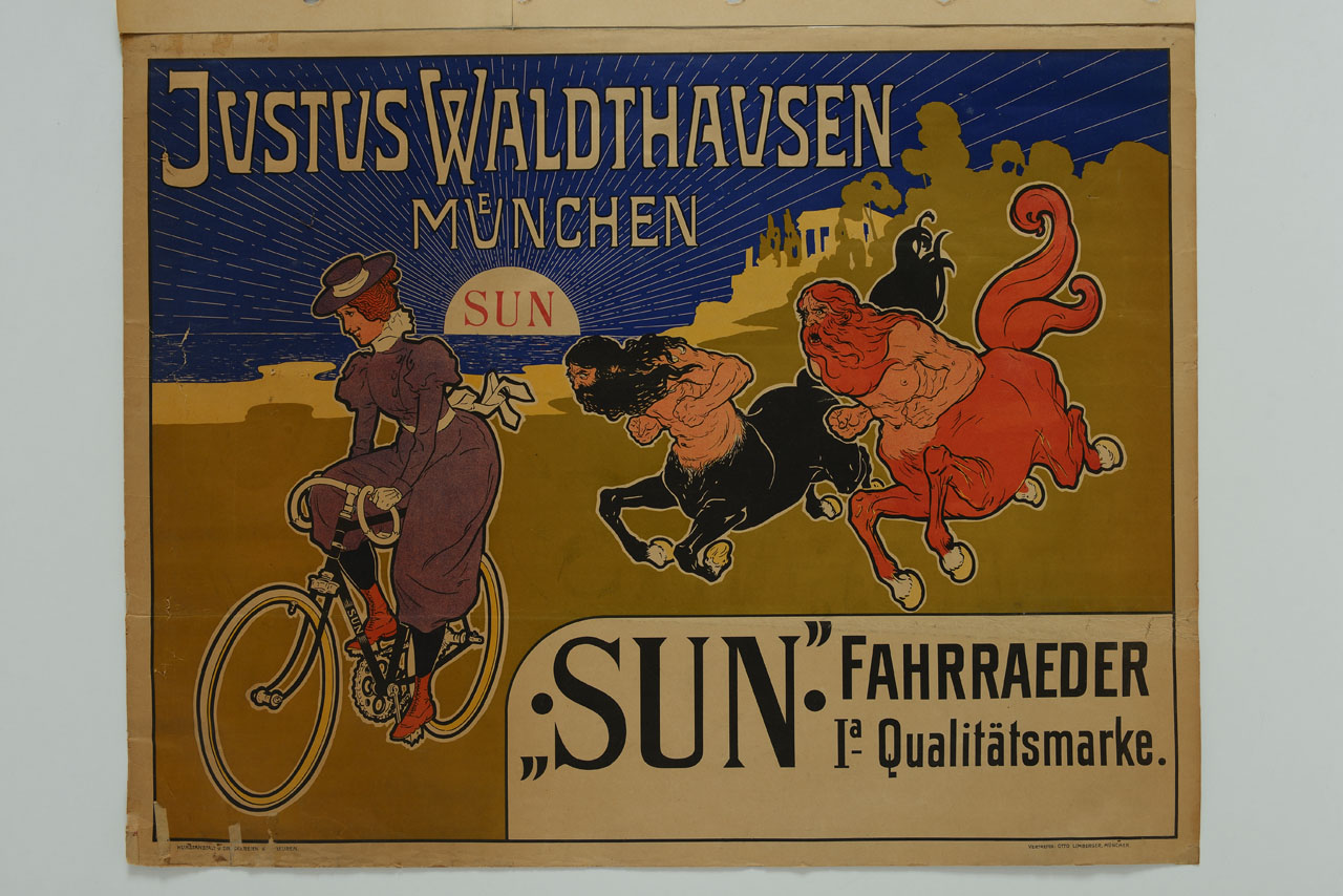 donna elegante va in bicicletta sulla spiaggia mentre due centauri la inseguono (manifesto) - ambito tedesco (sec. XX)