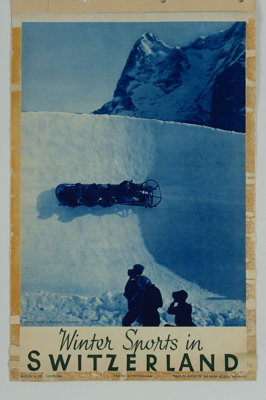 tre persone in montagna guardano una slitta passare sulla neve (manifesto) di Photo Sport & General - ambito inglese (XX)