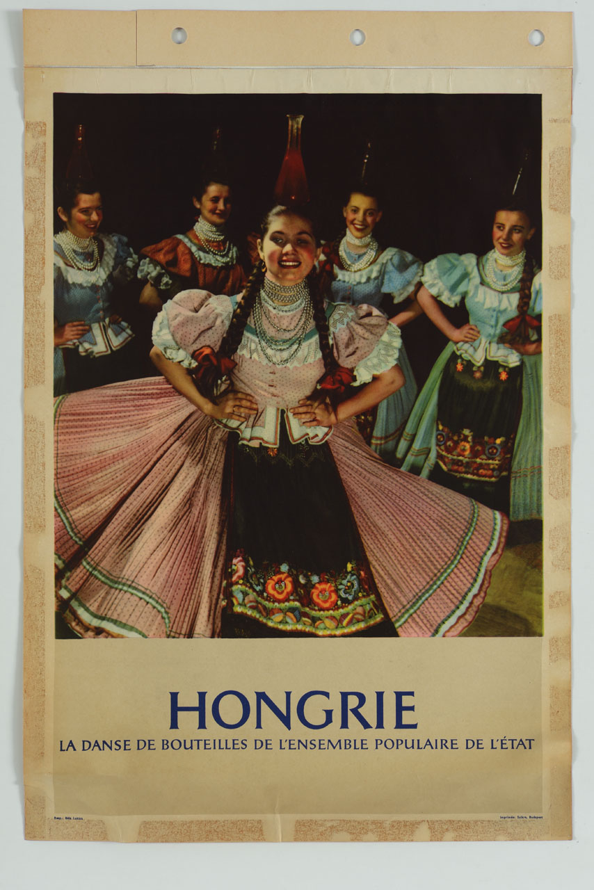 alcune ragazze con abito tradizionale ungherese si esibiscono nella danza delle bottiglie (manifesto) di Bela Lukacs (sec. XX)