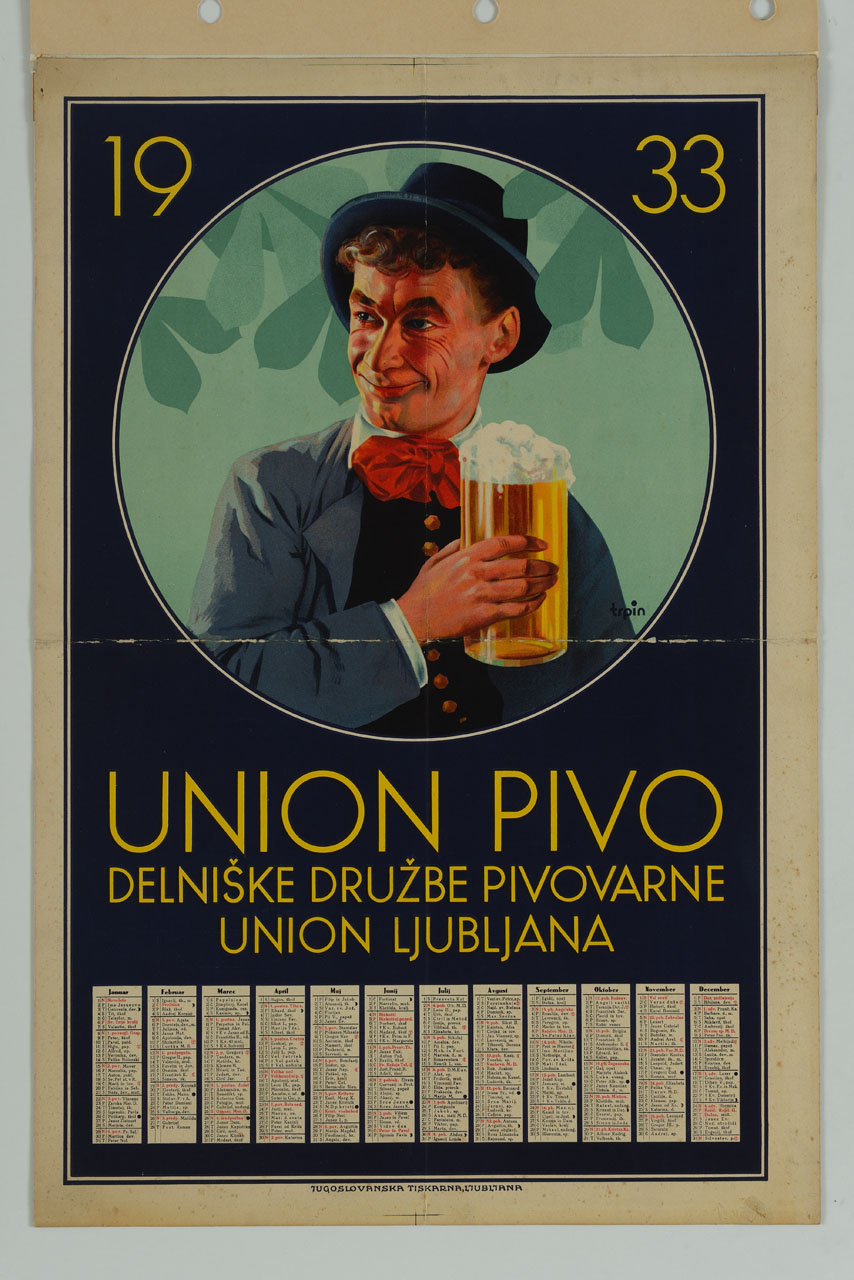 uomo sorridente in abito tradizionale blu, con cappello e fiocco rosso al collo, con in mano boccale di birra (calendario) di Trpin Janez (sec. XX)